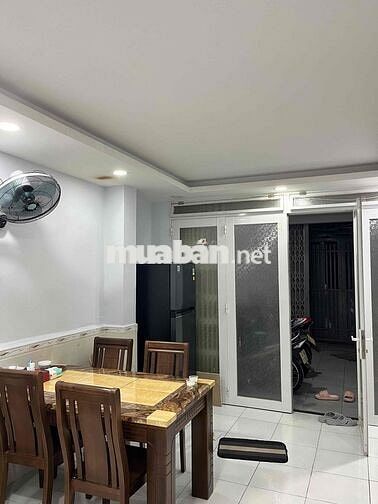 Thuê tầng trệt trong nhà nguyên căn (trên lầu có lối đi riêng biệt)