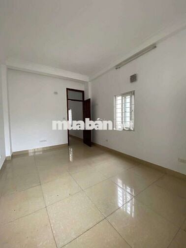 Việt Hưng- Nhà dân xây 3 tầng chắc chắn- ngõ nông