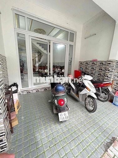 Nhà 2 lầu 4 phòng có nội thất gần Cv Lưu Hữu Phước (thuận tiện kd)