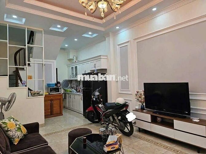 Ngay Aoen - Nguyên Căn 5 Tầng, 3 Ngủ, Full Đồ. - Chỉ 10.5Tr