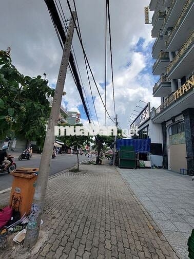 Cho thuê vỉa hè buổi sáng đường Lâm Văn Bền