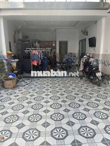 Nhà gần trưog ng hiền,dt rôg 2căn gồm 1 căn cấp 4 +1 căn lầu 2pn 2wc .