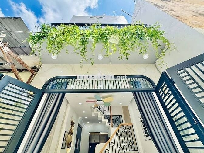 Bán gấp nhà Phạm Văn Hai, Tân Bình 32 m2/3 tỷ 290. 1T1L sổ hồng riêng