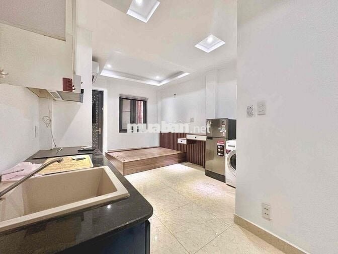 CHO THUÊ PHÒNG BAN CÔNG FULL NỘI THẤT GIÁ RẺ GẦN BỜ KÈ TRƯỜNG SA Q3