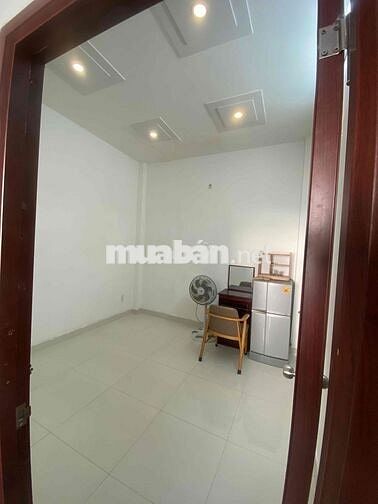 Dành cho nữ hoặc sinh viên. Phòng có kho chứa hàng hoá nhỏ, tủ lạnh…