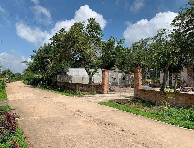 Nhà CẤP 4 gần Thị Trấn Định Quán đá ba chồng DT; 30 x 240m Thổ cư 300m