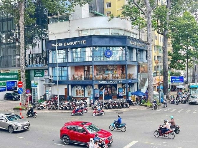 Cho thuê nhà nguyên căn Góc Hai mặt tiền Ngay Phan xích Long Và Hoa Sứ