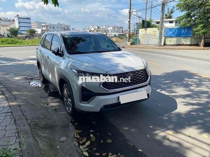 Toyota Innova Cross 2025 Xăng - Điện 9000 km