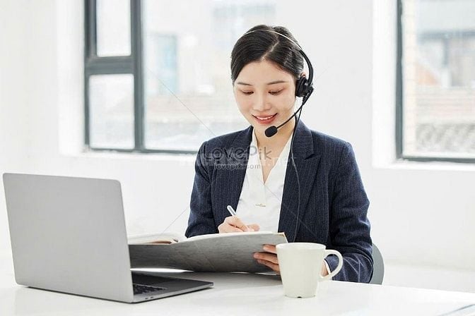Nhân viên nam nữ chăm sóc khách hàng, trực tổng đài 