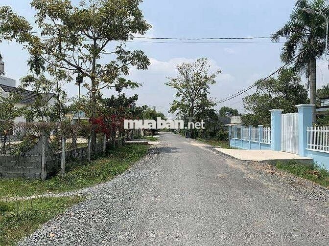 Siêu pgâm đất mặt tiền đường 20m . Tổng dt 1028,5m2 đất . Giá 1,889 tỷ