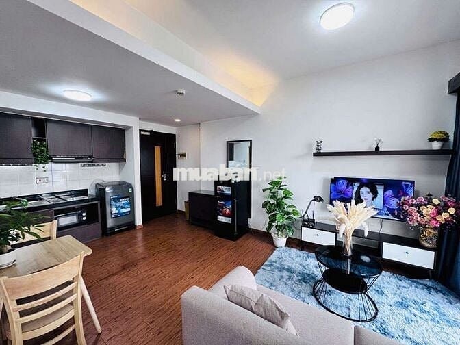 Căn hộ trung tâm CG mặt đường Xuân Thủy đầy đủ tiện nghi có ban công