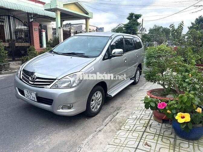 Toyota Innova G MT 2010