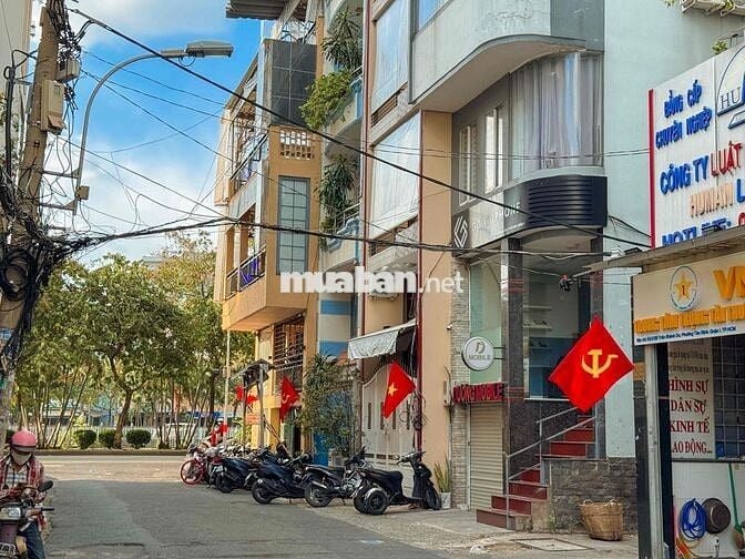 Mặt tiền Q1 (35m2) - hẻm oto 10m có phòng ngủ + WC riêng