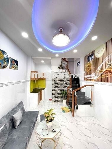 Chính chủ bán Nhà Lạc Long Quân mới đẹp, 3 tầng, 2 phòng ngủ, 3 toilet