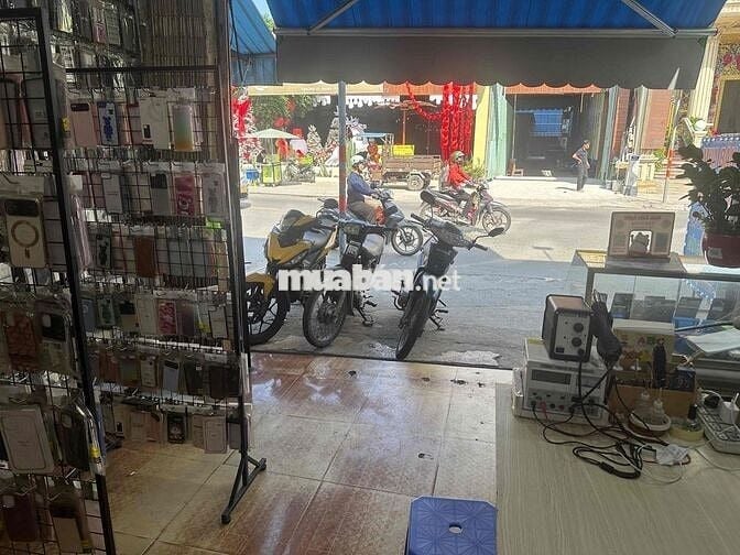 cần sang nhượng lại quán phụ kiện điện thoại.