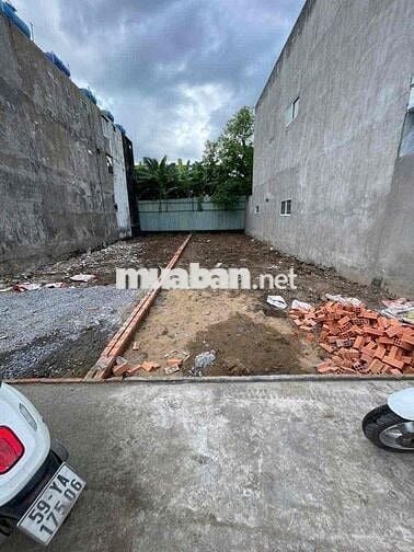 Lô đất Full thổ cư XD tự doDT 5x19 xát ngay chợ Gấu Đông Thạnh dg 4m