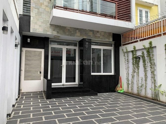 Cho thuê nhà đẹp, có sân rộng làm văn phòng