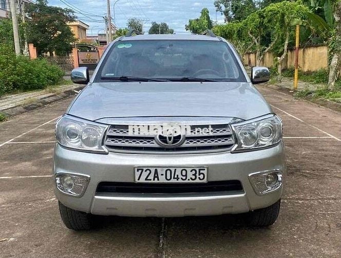 Toyota Fortuner 2011 số sàn màu Bạc
