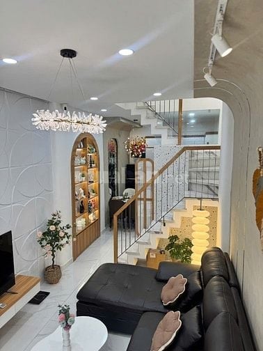 Nhà 1 trệt, 1 lầu Full nội thất cao cấp 