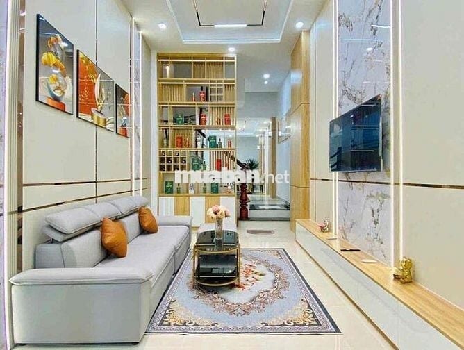 nhà 3 lầu hẻm xe hơi. 4 phòng 5 tolet riêng mỗi phòng.nở hậu