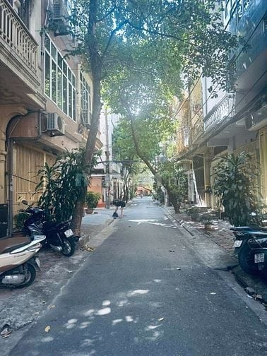 Nhà Khung 5,5 Tầng Ngõ 26 Nguyên Hồng Mặt Bằng 45m