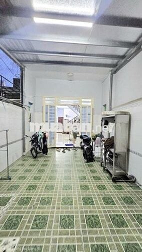 Nhà mặt tiền 100m2 ,3 phòng ngủ. TT Dĩ An