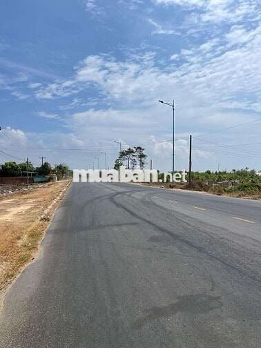 Em có lô đất sát bên khu du lịch, nằm 1/ đường Hùng Vương sổ sẵn.