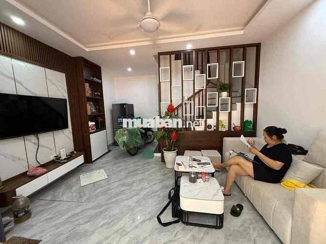 7.35 Tỷ - 35m2 x 5 tầng mặt tiền 4.5 mét - Tân Mai ô tô đỗ cổng