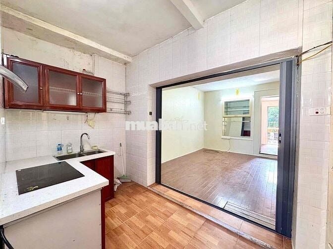 Bán nhà tập thể nguyên bản phố Quỳnh Mai 60m2 tầng 4 ô to đỗ giá 3.95