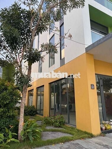 Nhà phố liền kề có sân vườn sổ đỏ chính chủ