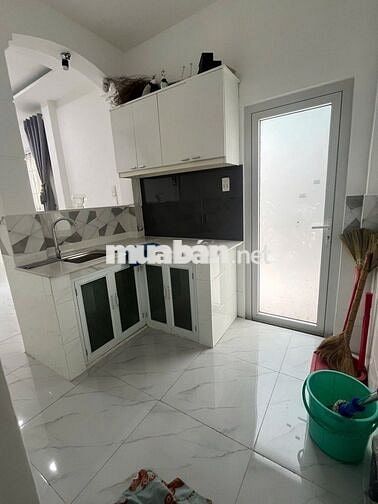 Nhà lô góc Nguyễn Súy, ngay chợ Tân Hương - Hẻm thông thoáng