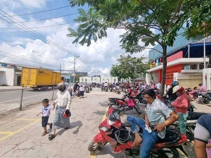 Nhà mặt tiền Bùi Công Trừng, dt 5x24m, cách trường Võ Văn Thặng 200m.