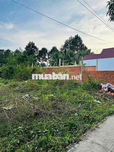 Đât đối diên Quãng Trường Mỹ Tho