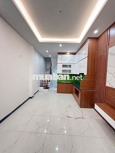 Nhà 5 tầng có thang máy, xây mới, ô tô đỗ gần tại Kiến Hưng