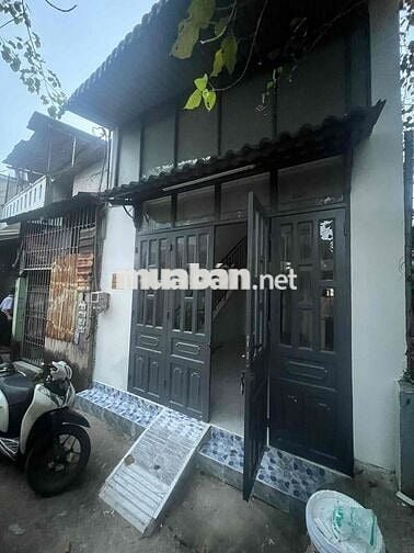 nhà 2căn 1 sổ hẻm 4m đúc lửng 2 pn 2 tolet. 1 phòng thờ