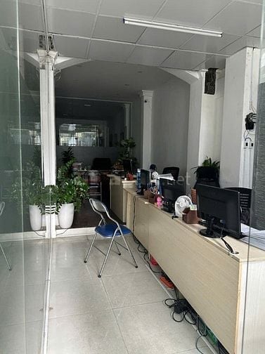 Bán nhà nằm trên trục Hoàng Việt, Tân Bình, 167m2, 3 tầng, giá tốt
