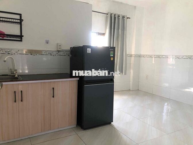 mới trống phòng cửa sổ trời, tủ lạnh, rộng. y hình và video. gần Aeon