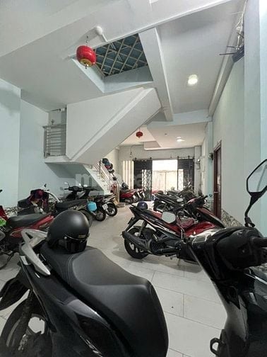 Cần bán CHDV đang kinh doanh 70 triệu / tháng ở Quận 10. 