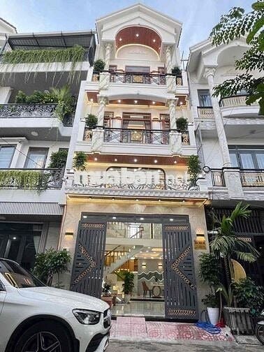 1 trệt 1 lửng 3 lầu. 5 pn. 5tolet. đường 10m sân thượng trước sau