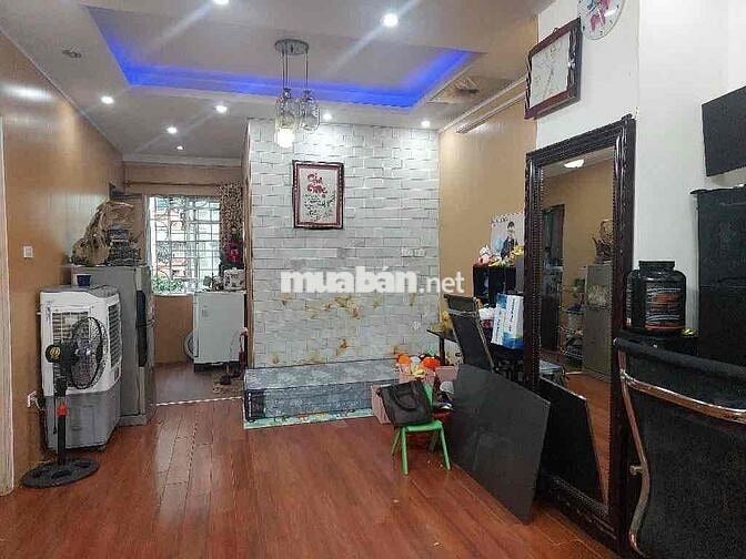 Toà nhà N2C nằm ngay nút giao Hoàng Minh Giám và Lê Văn Lương, gần Côn