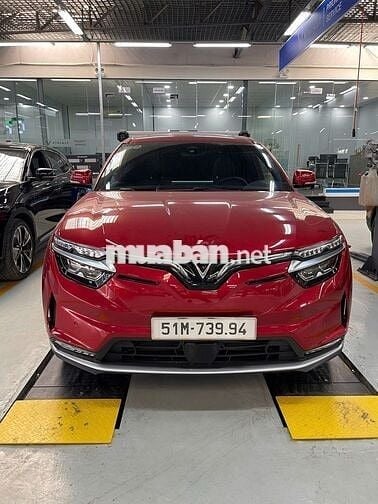 VinFast VF8 Plus 2025 màu đỏ đi 1.000km