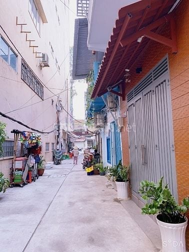 Cho thuê nhà Hẻm 900 Trần Hưng Đạo. DT : 25m, 2 phòng ngủ. 2wc