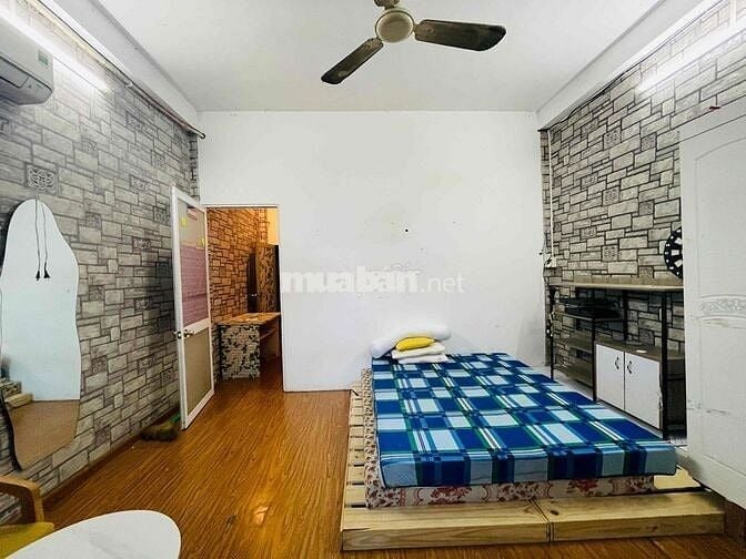 thuê nhà tầng 1 Mặt tiền Nguyễn Hồng Đào 2pn 2wc, giá 4tr