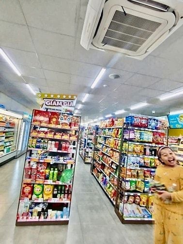 Quày hàng tuyển gấp nhân sự bán hàng dịp noel