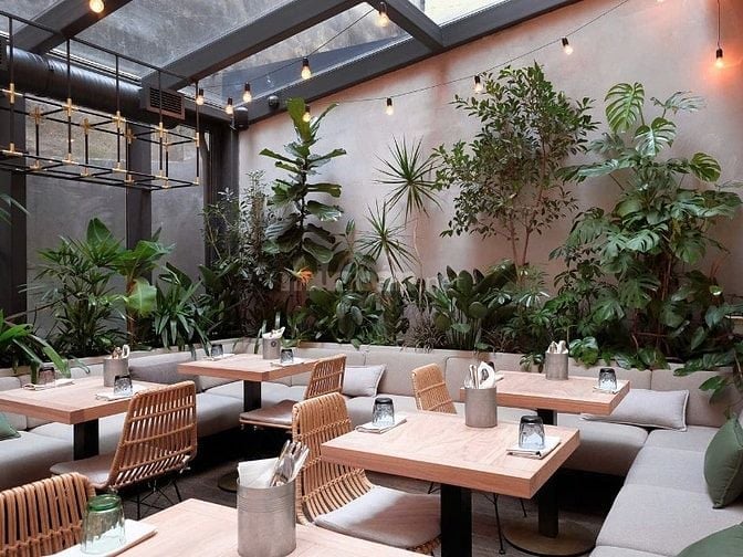 Chị đang cần 2-3 bạn phụ chị bán cà phê