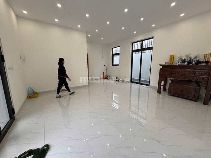 Cho thuê nhà có sân rộng mặt đường Kiên thành