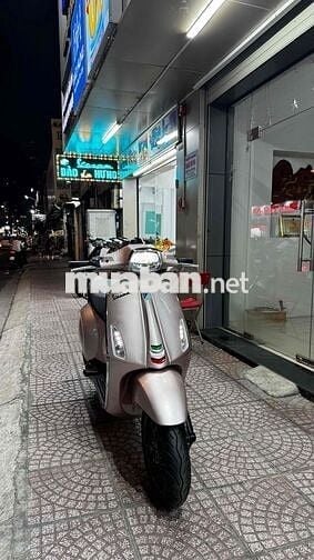 Vespa Sprint hồng Porsche