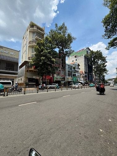 Bán nhà mặt tiền Trần Phú đoạn 2 chiều P8 Quận 5, DT 6x19m, thực tế 14