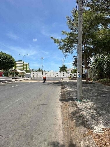 Cần tiền bán gấp 200m2 mặt tiền Đại lộ giá chỉ 4,2 tỷ. ***