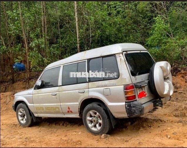 Ô tô Mitsubishi Pajero 1992 7 chỗ màu bạc